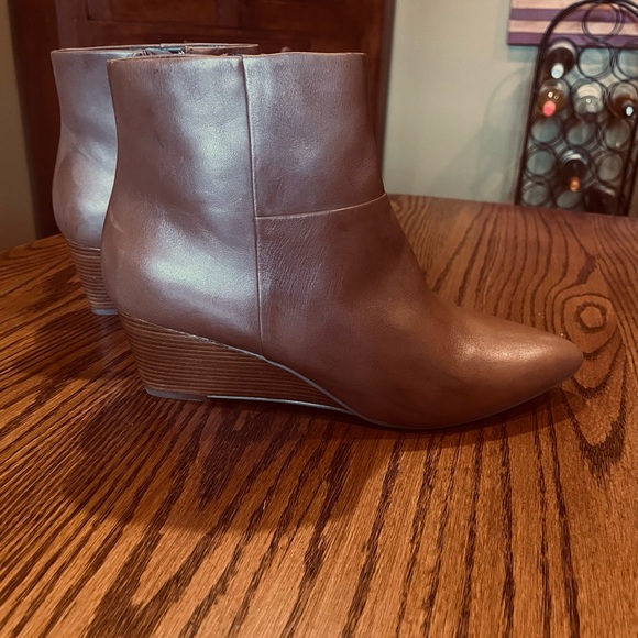 Cole Haan almond toe leather booties light brown. 9.5M w/side Zip. 2.25” wedge - Picture 4 of 8